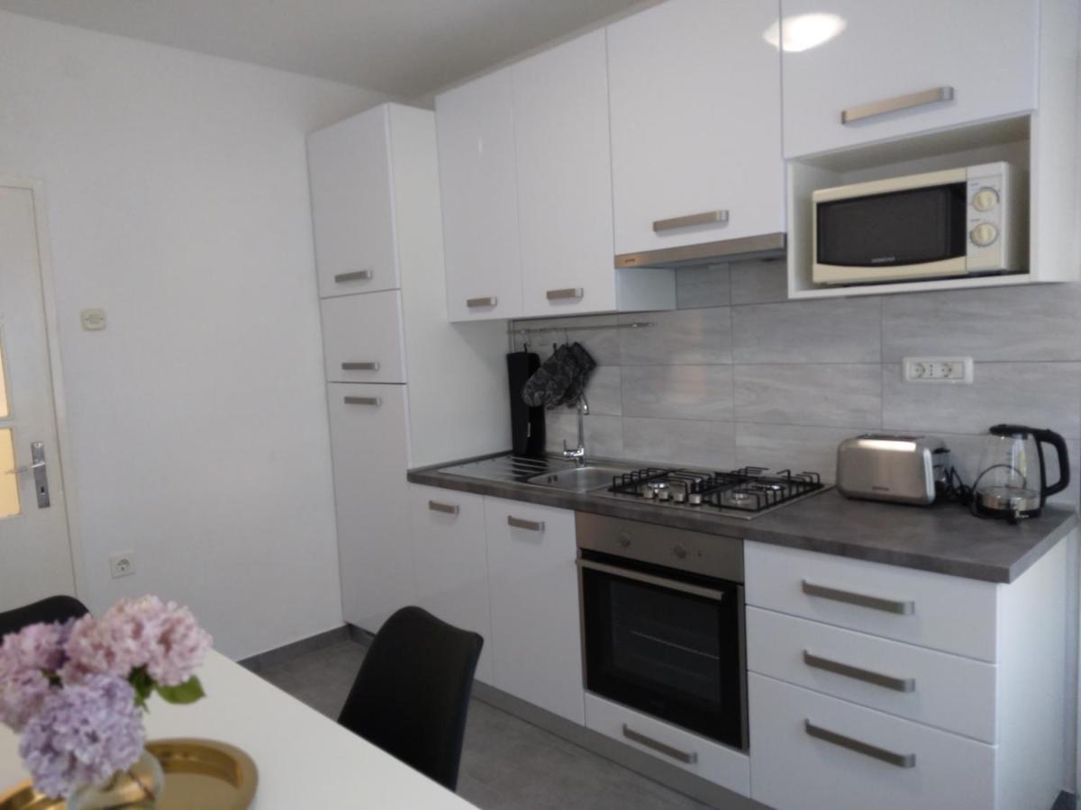 Antemma Apartment Pula Exteriör bild