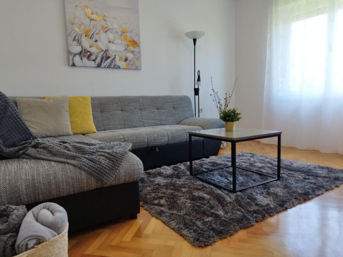 Antemma Apartment Pula Exteriör bild