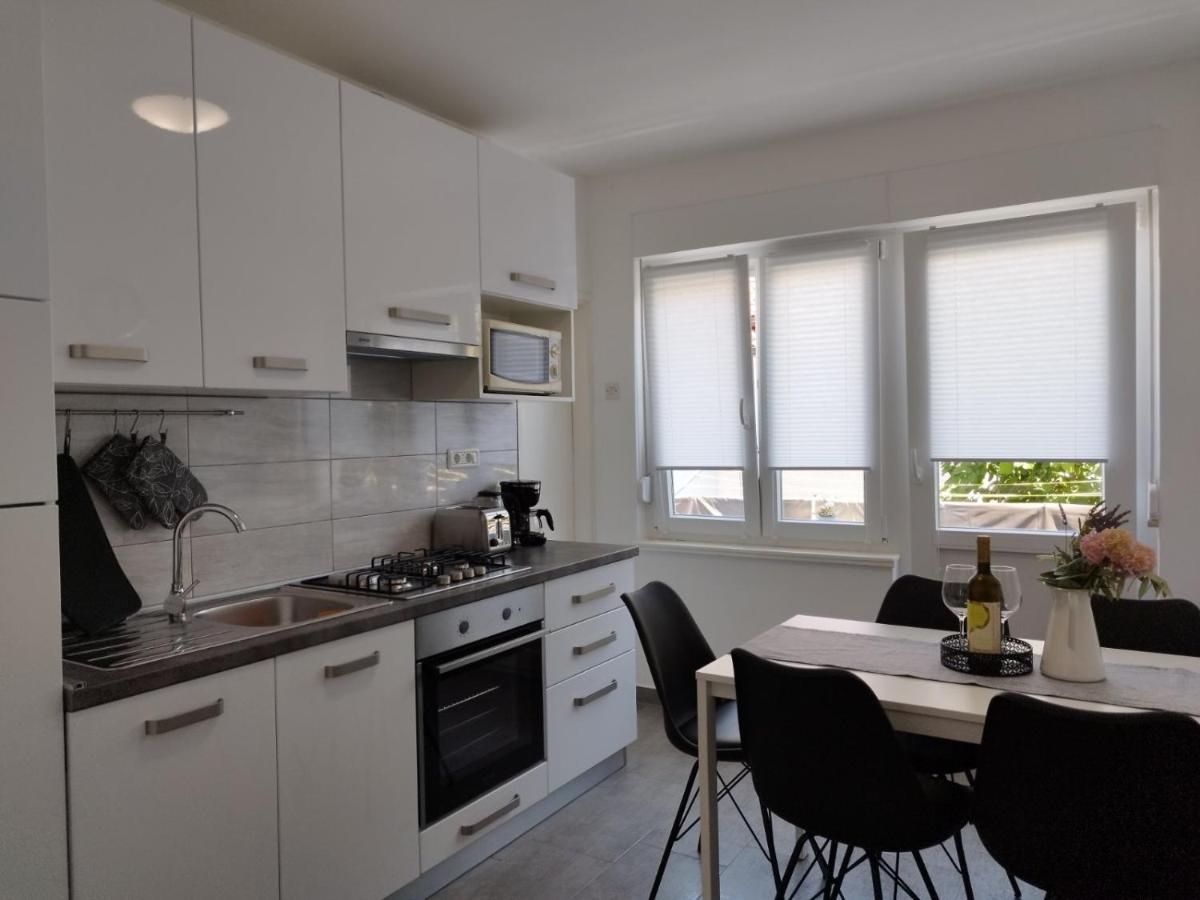 Antemma Apartment Pula Exteriör bild