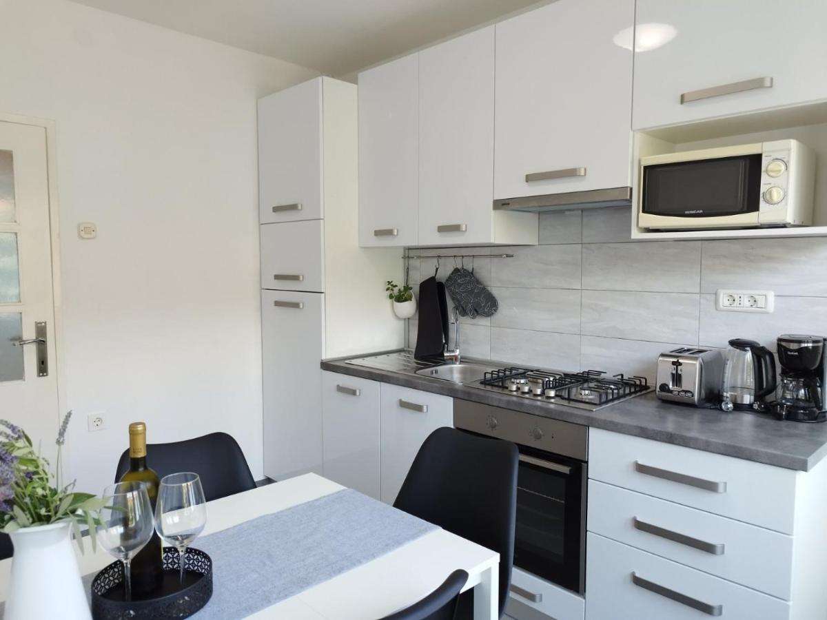 Antemma Apartment Pula Exteriör bild