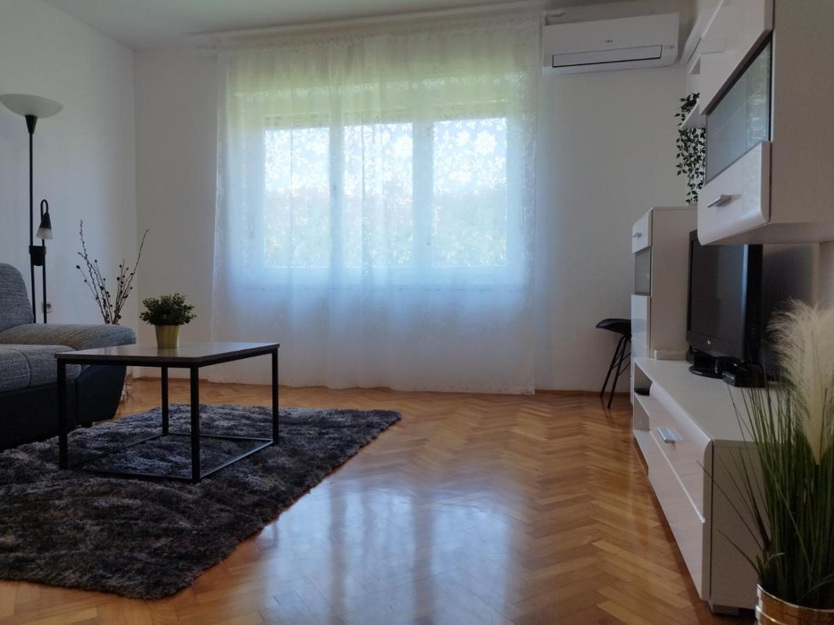 Antemma Apartment Pula Exteriör bild